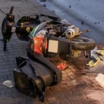 Snimak stravične nesreće u Novom Pazaru: Maloletnici na motociklu podleteli pod autobus (VIDEO)