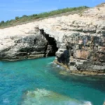 Užas na primorju: Teško povređena državljanka Italije, skočila sa stene u plićak