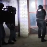 Zaplena oružja i munjevita akcija policije u Nišu: Specijalci naoružani do zuba razbijaju vrata i hapse osumjičenog (FOTO+VIDEO)