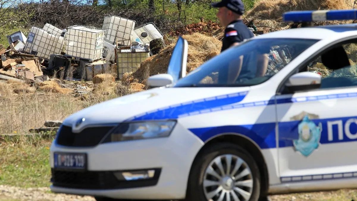 Zbog bureka završio u pritvoru! Želeo da ga usluže preko reda, a onda razbio pult