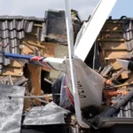 Avion uleteo pravo u porodičnu kuću! Ima mrtvih, delovi letelice rasuti posvuda (FOTO)