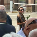 Bizarna scena na sahrani Andrije Bajića! Sa krunom na glavi i sva u belom došla na groblje, prisutni zgroženi