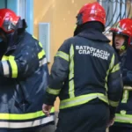 Bukti požar na Zvezdari: Sumnja se da je dvoje ljudi zarobljeno u stanu