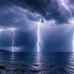 Drama na Jadranu! Ženu pogodio grom nasred plaže, stručnjaci upozoravaju na kobnu grešku