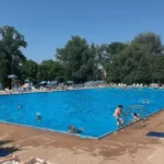 Drama na bazenu kod Mladenovca! Muškarac (49) izvučen iz vode bez svesti, lekari se bore za njegov život