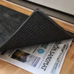 Finci godinama stavljaju novine ispod otirača: Kada saznate razlog, odmah ćete i vi uraditi isto