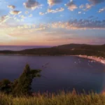 "Gori Jaz": Buktinja na poznatoj crnogorskoj plaži, vatrogasci dojurili u sred noći (VIDEO)