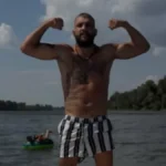 Kakva gromada! Veljko Ražnatović pokazao kako krstari Dunavom, skinuo se, pa stegao mišiće (FOTO)