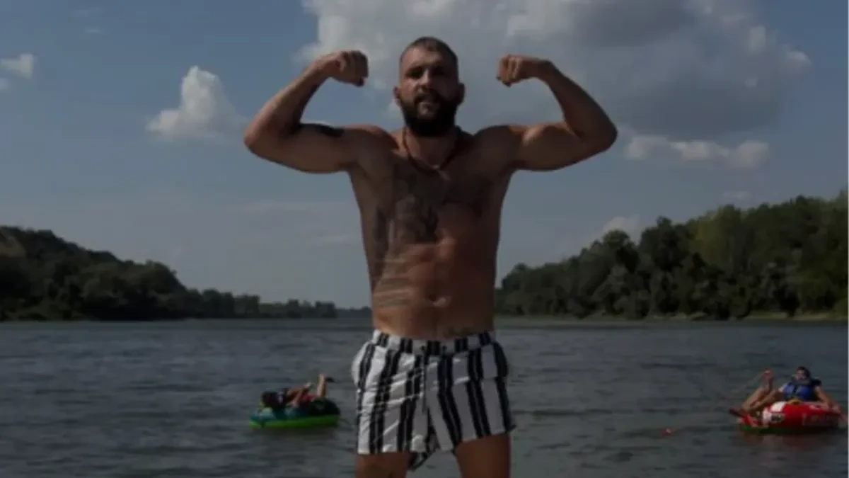 Kakva gromada! Veljko Ražnatović pokazao kako krstari Dunavom, skinuo se, pa stegao mišiće (FOTO)