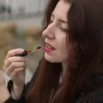 Karmin koji podmlađuje za tren: Ovu nijansu uvek biram kada želim da mi usne izgledaju punije, a lice svežije