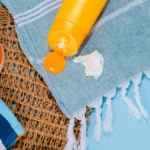 Krema za sunčanje vam je uništila odeću? Jeftin sastojak uklanja žute mrlje bez muke