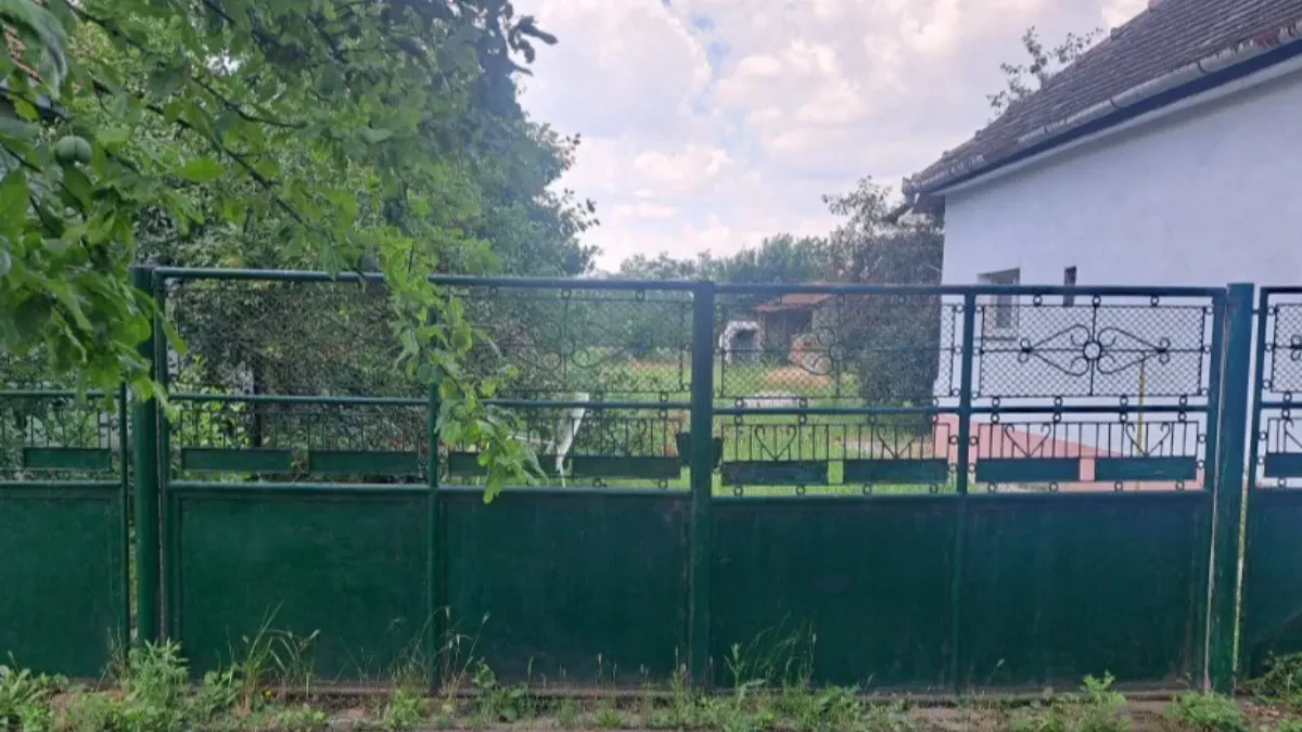 Kuća sa 30 ari placa prodaje se za samo 13.500 evra! Ima struju, vodu, gas i kupatilo