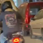 Ledi krv u žilama: Motociklista jurio kroz grad sa ogromnom zmijom oko vrata – prolaznici bežali u neverici