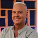 ''Lomio sam kičmu gajbama i zbog ljubavi naučio grčki jezik'' Milan Milošević o životu na ostrvu Santorini