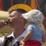 Milan Vasić sa sinom na koncertu u Prizrenu! Naslednika izveo na scenu: