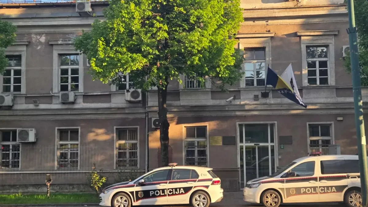 Monstrum koji je ubio majku i brata izolovan u zatvoru! Zbog agresivnog ponašanja povremeno ga vezuju