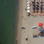 Na ovoj grčkoj plaži ležaljka, suncobran, voda, piće i slatkiš koštaju 3 evra! Objavljen detaljan cenovnik za sva letovališta