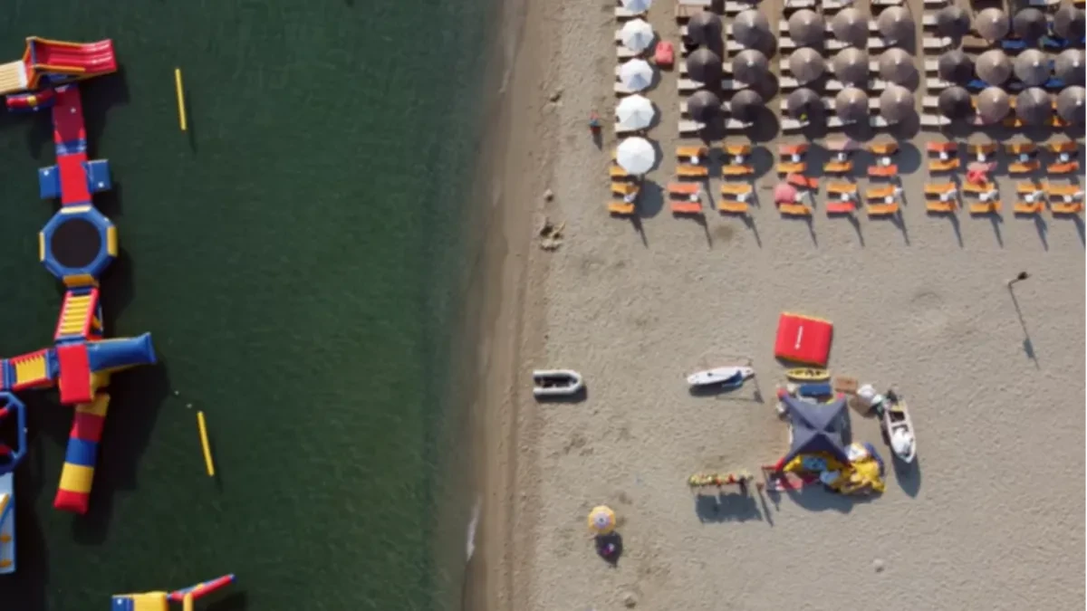 Na ovoj grčkoj plaži ležaljka, suncobran, voda, piće i slatkiš koštaju 3 evra! Objavljen detaljan cenovnik za sva letovališta
