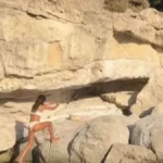 Naša glumica ima telo za medalju! Skinula se u kupaći, gazi po stenama, a ovaj kadar svi komentarišu (FOTO)
