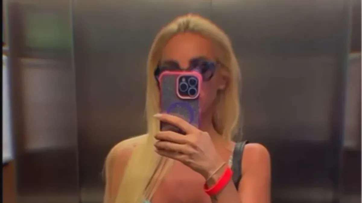 Naša voditeljka bezobrazno pozirala u liftu, a čipka viri ispod crne haljine (FOTO)