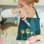 Neće vam više ni suzica krenuti: Evo kako da isečete luk bez peckanja očiju