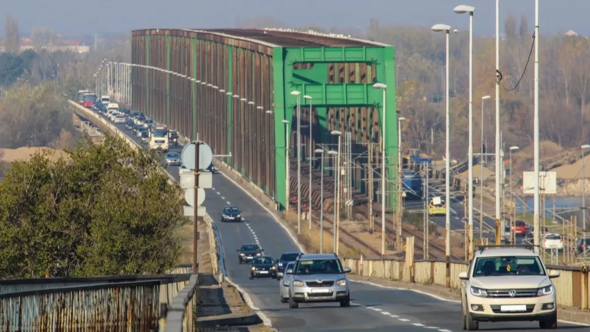 Nesreća na Pančevačkom mostu: Automobil sleteo na šine i završio na krovu