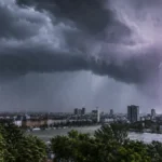 Nevreme kreće! RHMZ upozorio na opasne oluje, pljuskove i grad u više delova Srbije