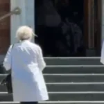 Nju niko nije očekivao na sahrani Olivere Katarine! Pojavila se utučena sa belom ružom u ruci (VIDEO)