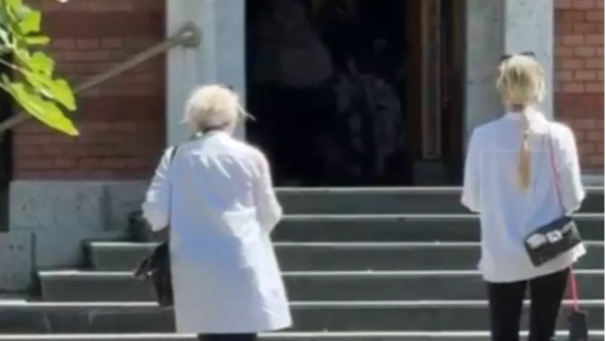 Nju niko nije očekivao na sahrani Olivere Katarine! Pojavila se utučena sa belom ružom u ruci (VIDEO)
