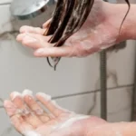 Oporavlja vlasi posle leta, priprema je za zimu: Prirodna maska za kosu od koje se sija kao luda, ovo vredi probati