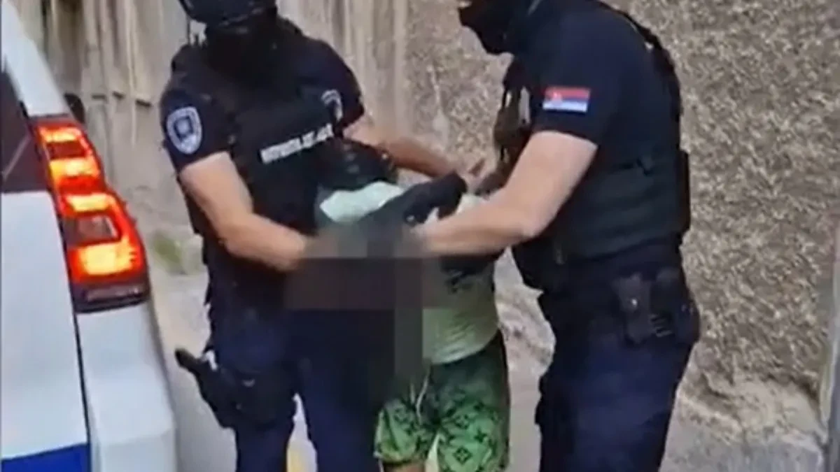 Otkrivamo ko je mladić koji je izbo devojku (20) kod Vukovog spomenika: Nije hteo da sarađuje s policijom