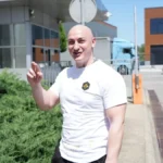 Policija ponovo upala na Desingericin nastup u Budvi! Nakon što je priveden ranije u Sutomoru, usledio novi haos
