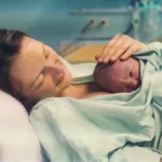 Priča od koje ćete zanemeti od šoka: Žena se porodila u snu - rodila dete dok je spavala, sestre ga pronašle tek kasnije ispod ćebeta