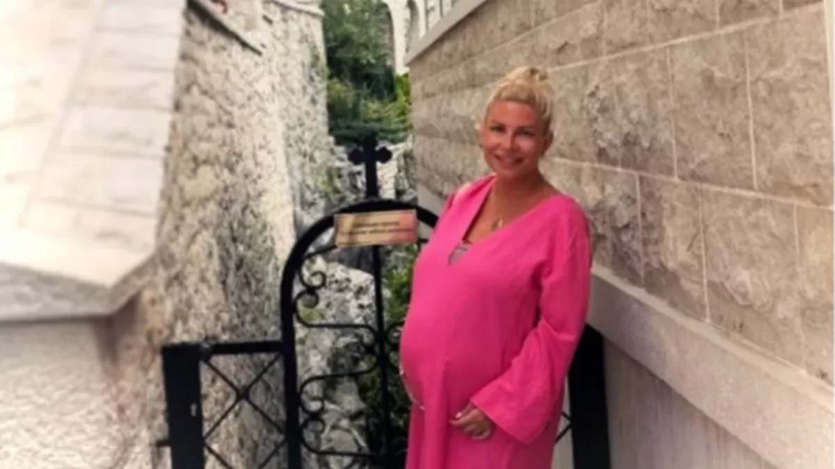 Prva izjava Dee Đurđević nakon porođaja! Ponosna mama se smejala dok je ulazila u salu: