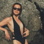 Razrez do pupka, a viri i tetovaža! Mlađu ćerku Suzane Mančić u ovom izdanju niste videli: Sela u vodu, pa ovako pozirala