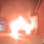 Skupoceni automobil izgoreo do temelja! Plamen zahvatio i obližnju kuću, vatrogasci sprečili veću tragediju