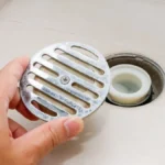 Smrdi vam iz odvoda čim padne kiša? Vodoinstalater otkrio rešenje za 100 dinara!