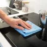 Šporet će blistati kao nov: Sipajte ovo na masnoću i gledajte kako nestaje!