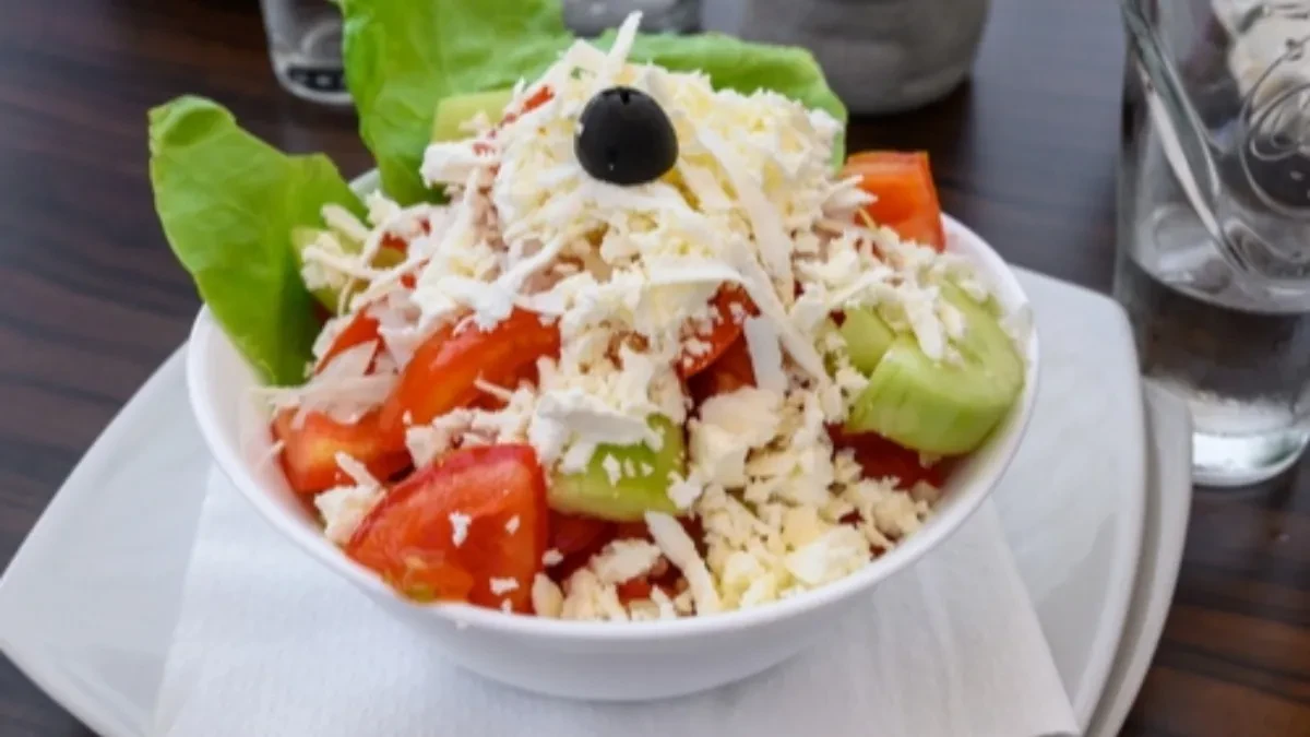 Šta je tajna kafanske šopske salate? Ovaj sastojak napravi čudo, evo zašto su tako ukusne