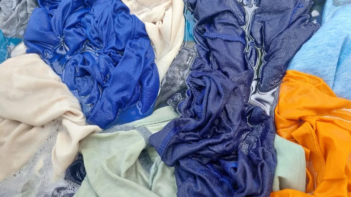 Šta kada jedan komad upropasti svu garderobu? Kako izvući boju iz odeće koja se obojila u bubnju?