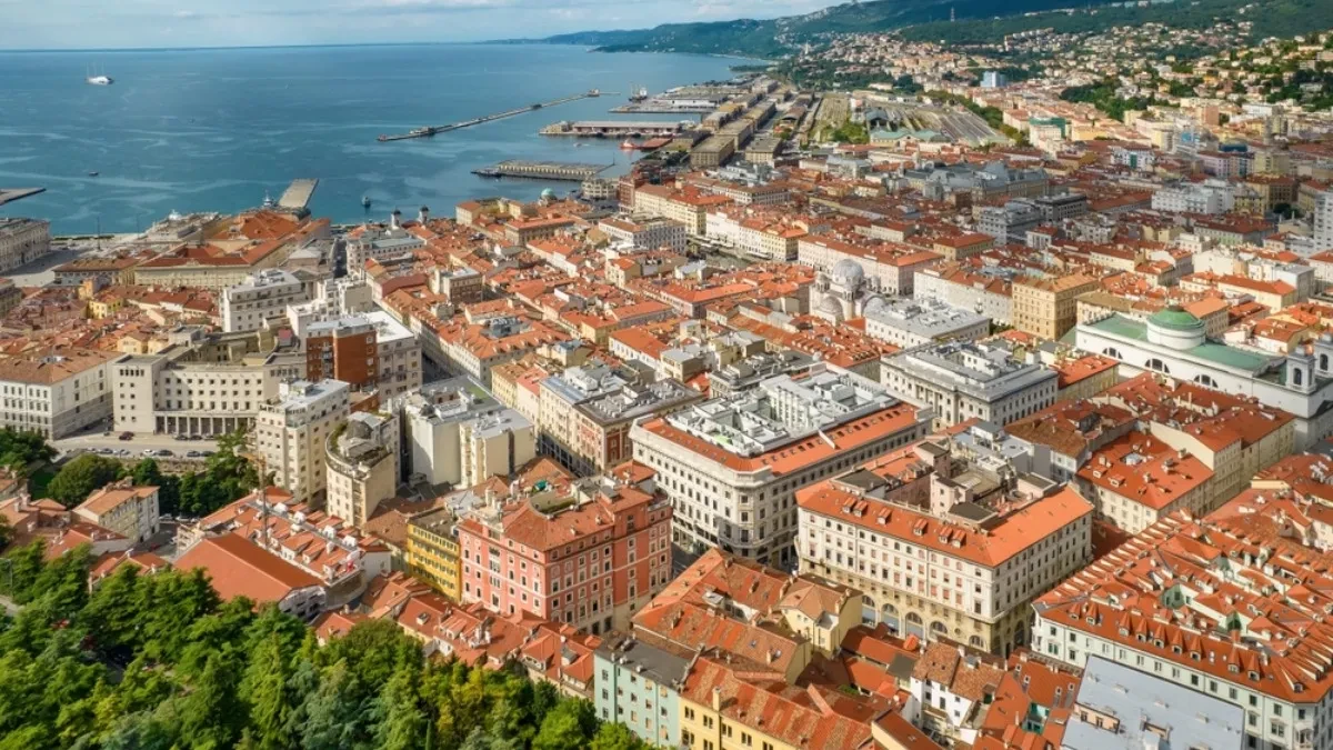 U gradu koji Srbi vole, i dalje postoji zid na plaži koji razdvaja muškarce i žene