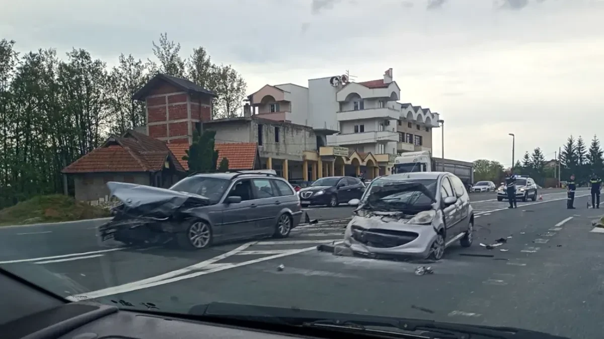 U sudaru dva automobila oštećena 4!