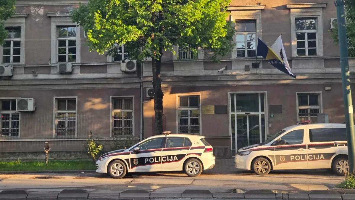 Ubio brata, majci odrubio glavu, pa zaćutao pred tužiocem: Saslušan Adnan osumnjičeni za stravičan porodični zločin (VIDEO)