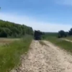 Ukrajinski seljak vozi traktor, svi u šoku gledaju šta nosi: Ovo čudo ima bojevu glavu! (VIDEO)