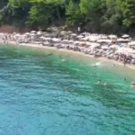 Utopio se Srbin u Budvi! Plaža Mogren zatvorena za kupanje
