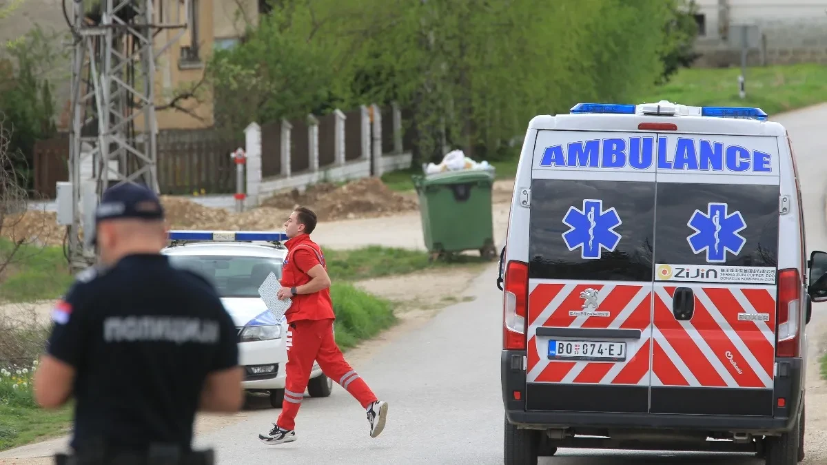 Užas na Voždovcu: Devojčica (2) pala sa terase!