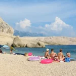 Više nema rezervisanja mesta na plaži - redari odnose sve, kazne slede odmah