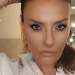 Voditeljka snimljena ispod stola! Kolega je slikao pre početka emisije, pa sve okačio na društvene mreže (FOTO)