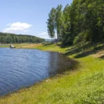 Za 1.500 dinara spavate pored jednog od najlepših jezera u Srbiji: Ručak za dvoje košta kao dve kafe na moru