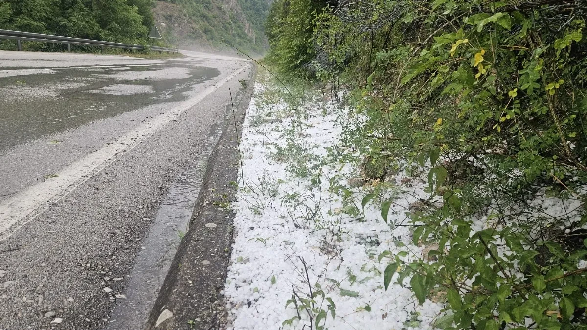 Zabelelo se usred jula: Jako nevreme praćeno krupnim gradom pogodilo pogranična sela kod Priboja